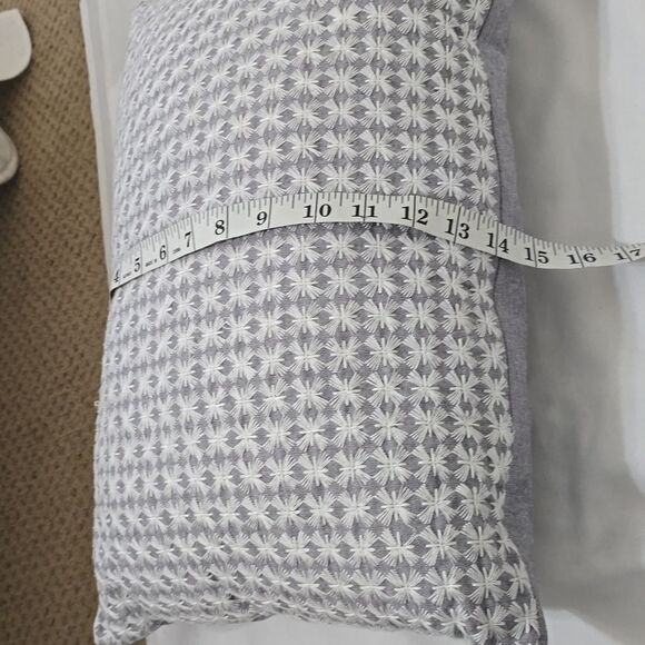 FRYE Decorative Embroidery Pillow Quilt Set gray & white - Picture 4 of 7